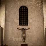 Il grande pezzo di pregio � per� il crocifisso ligneo del XVII secolo interamente dipinto a mano. Cristo inchiodato alla croce con le braccia tese nel dolore ed avvolto in un panno bianco malconcio, reclina il suo capo sofferente coronato di spine sulla spalla destra